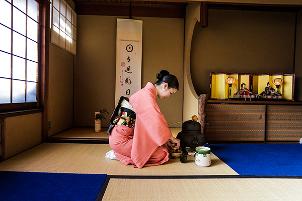 History of Tea Ceremony - 5Ws 1H answered, photo, image, picture, illustration, tatami floor, room, kimono, girl preparing tea