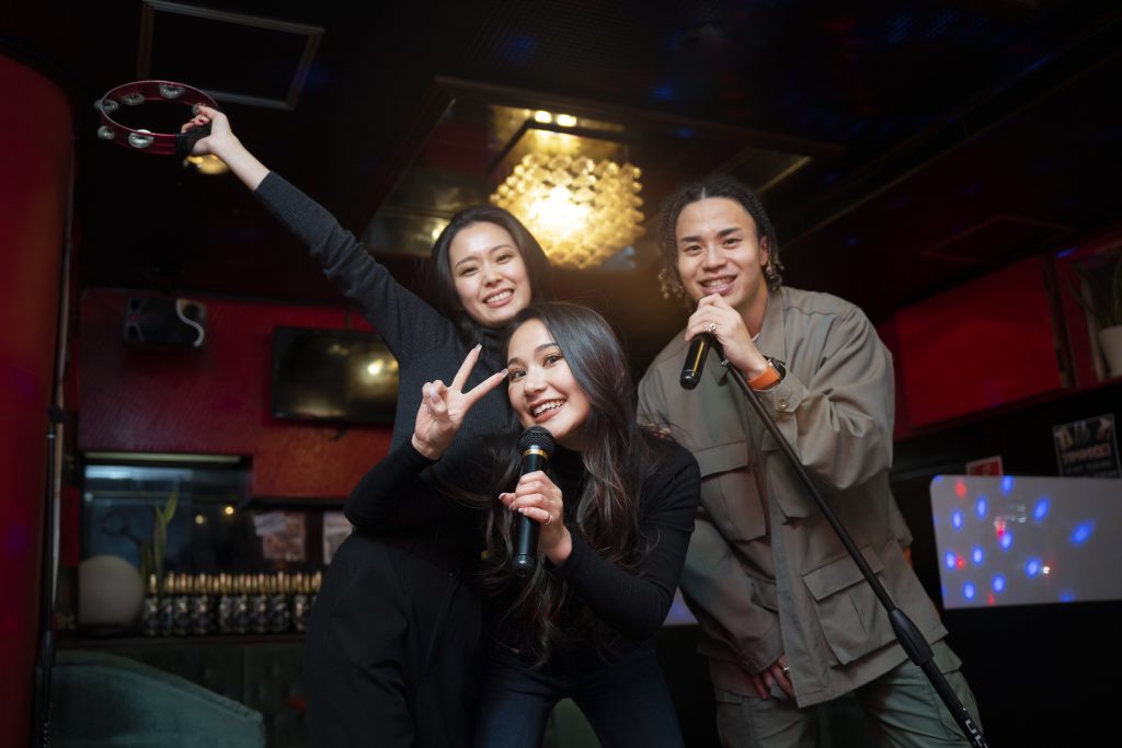 Enjoy your karaoke in Japan night with your friends! 